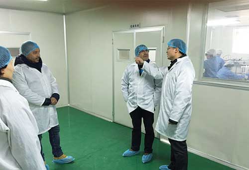 国外客户参观化妆品净化车间